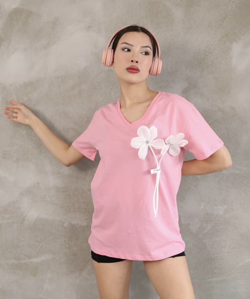 Pembe Çiçek Aksesuarlı Tişört 